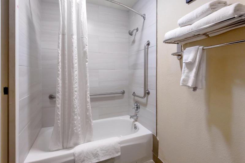 King Room - Accessible/Non-Smoking image 2