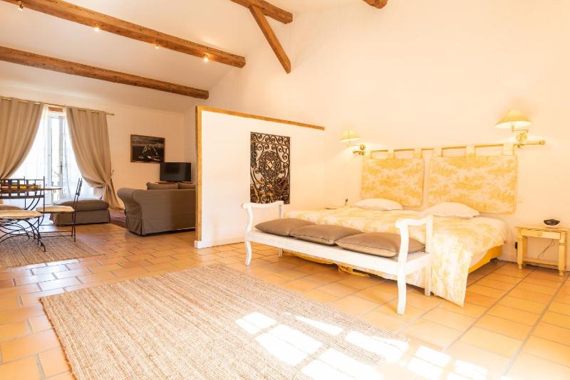 Outdoor suite image 1