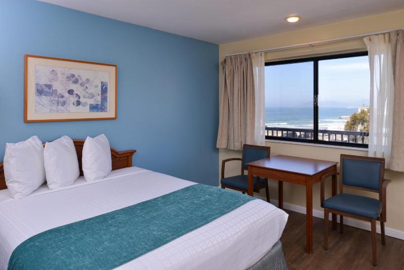 Queen Room with Two Queen Beds and View image 3