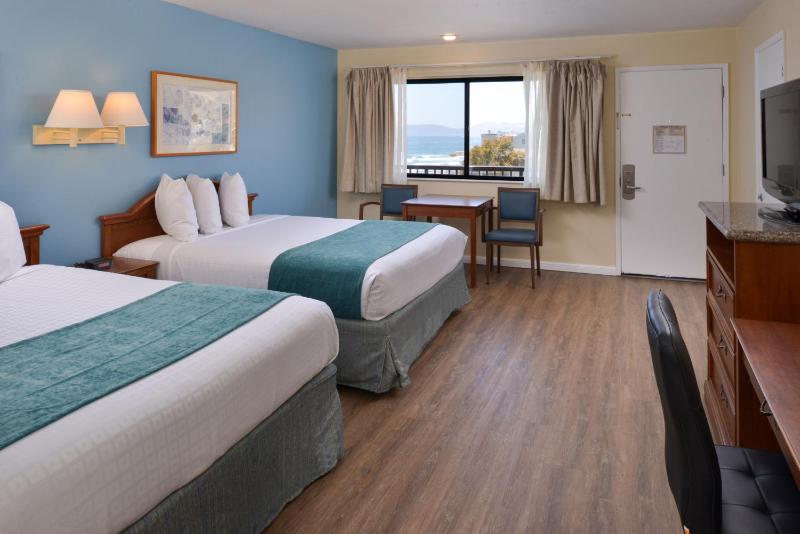Queen Room with Two Queen Beds and View image 3