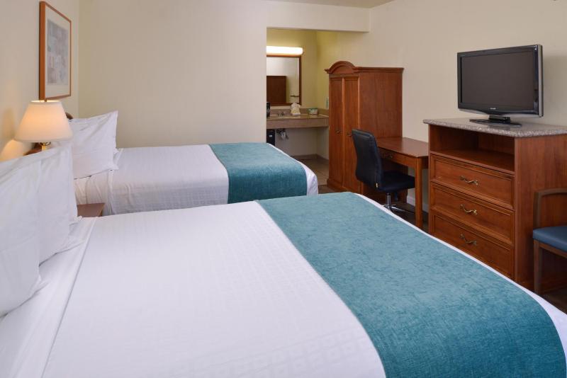 Queen Room with Two Queen Beds image 2