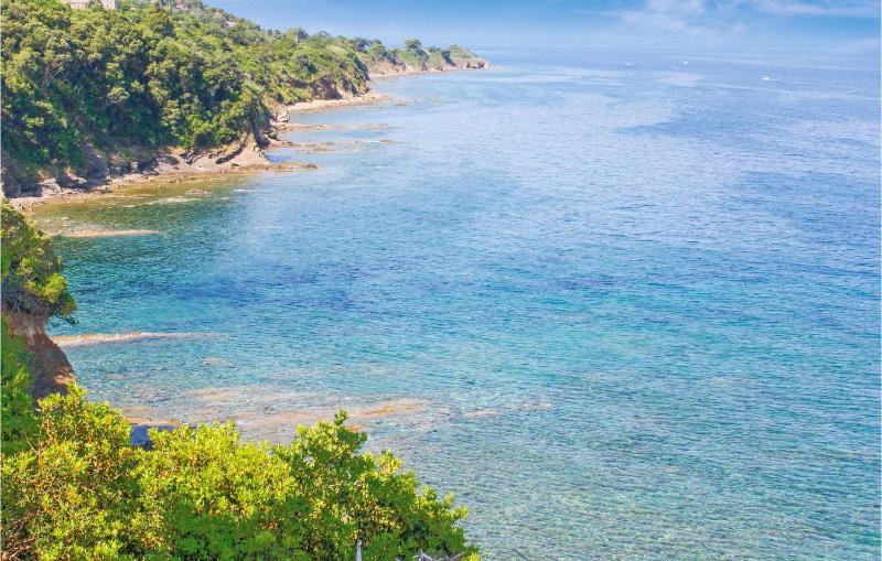 Seven-Bedroom Holiday Home image 3