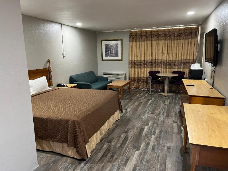King Suite - Non-Smoking image 2