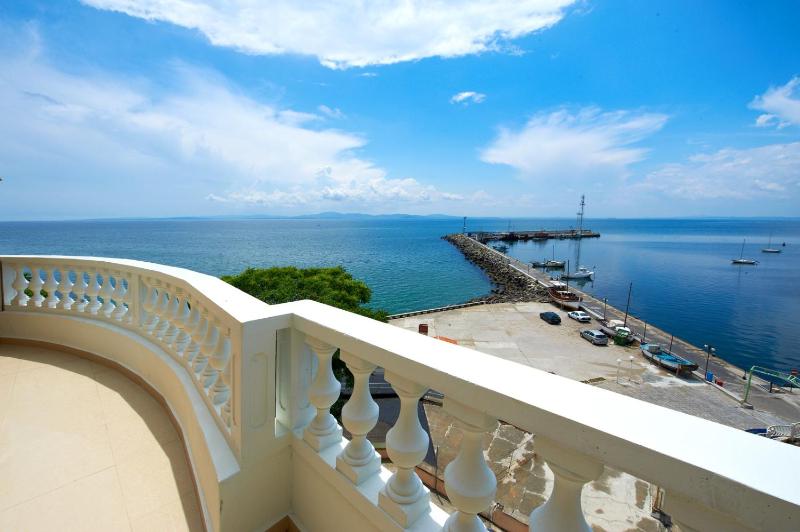 Deluxe Suite with Sea View image 2