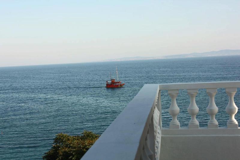 One-Bedroom Suite with Balcony image 3