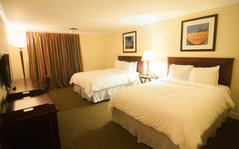 Deluxe Queen Room with Two Queen Beds with Balcony image 3