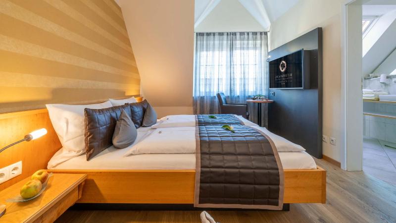Standard Double Room image 3