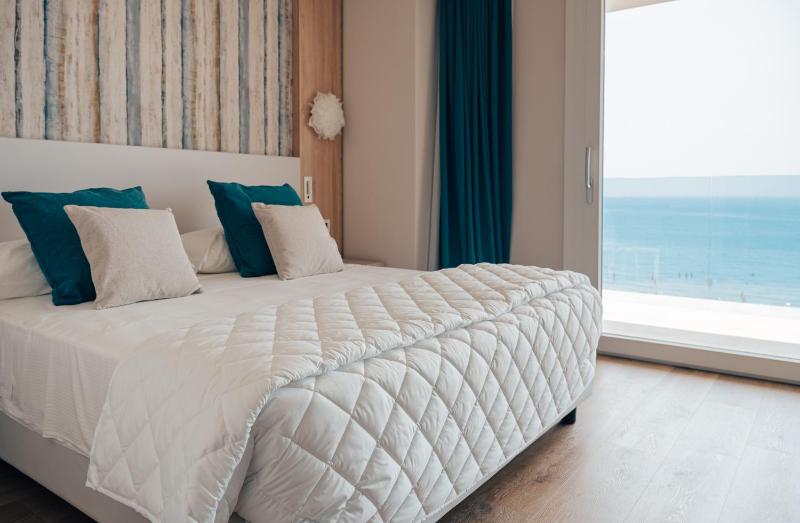 Deluxe Suite with Sea View image 2
