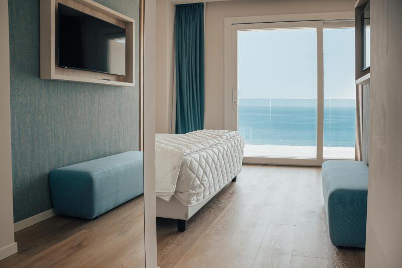 Deluxe Suite with Sea View image 1