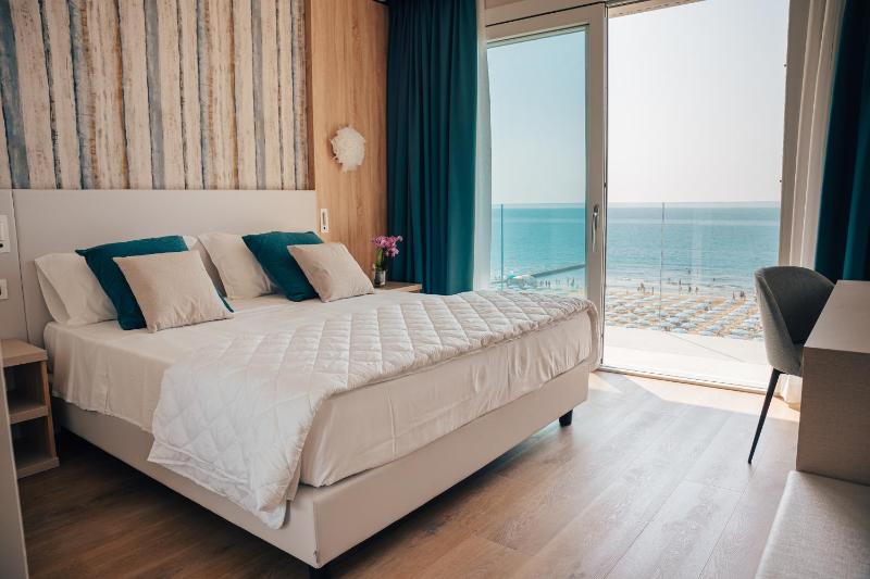 Deluxe Suite with Sea View image 3