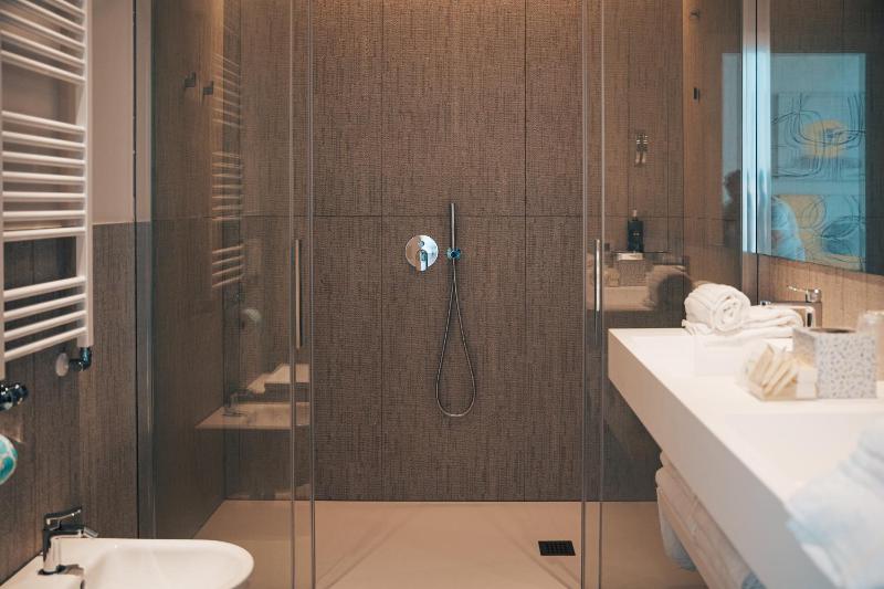 Standard Triple Room with Side Sea View image 4