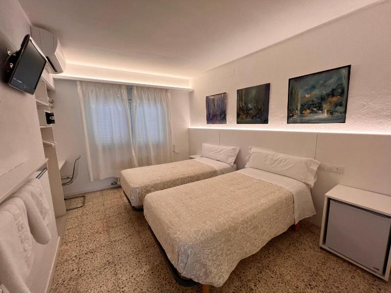 Standard Twin Room image 3