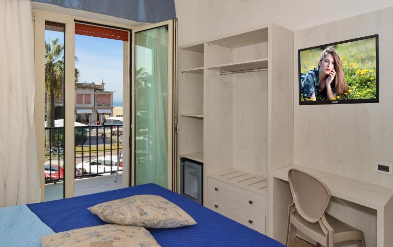 Double or Twin Room image 3