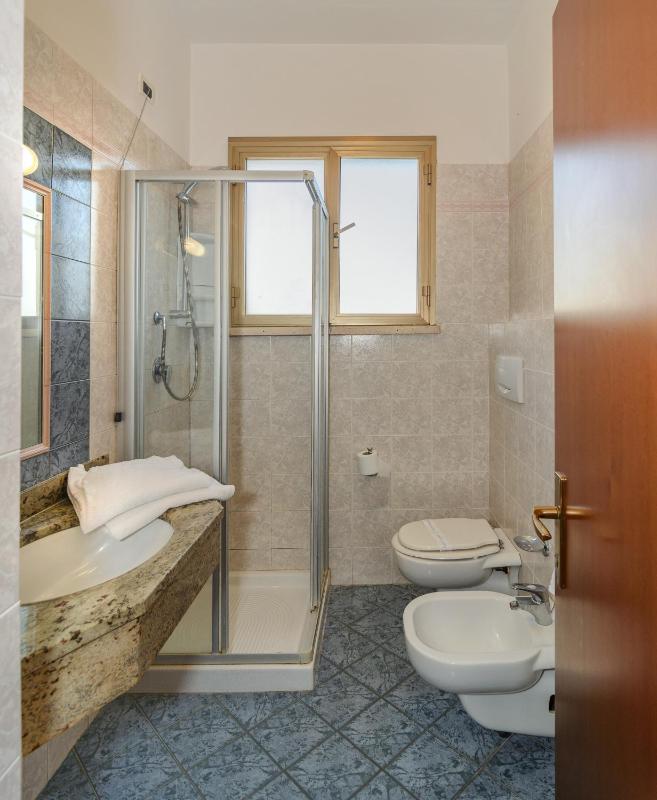 Double or Twin Room with Balcony and Sea View image 2