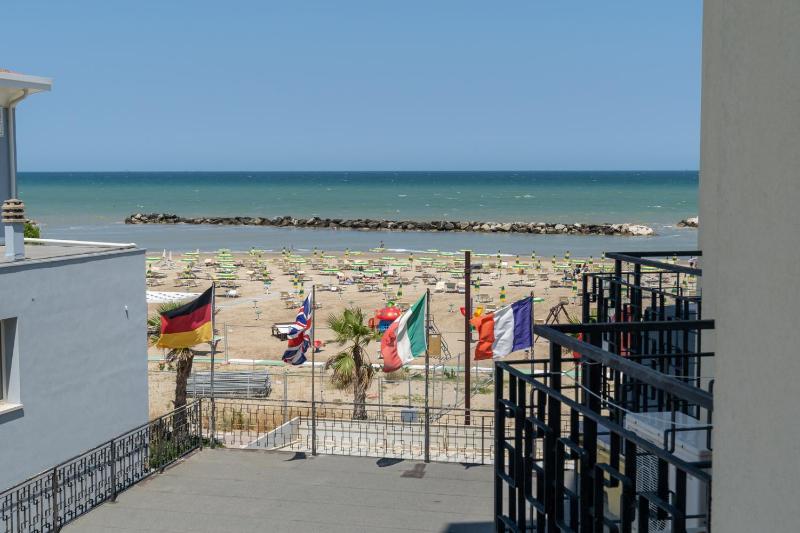 Room with Side Sea View image 4