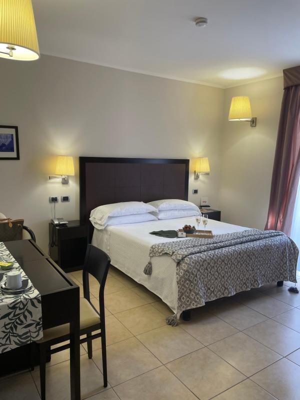 Deluxe Double Room with Side Sea View image 1