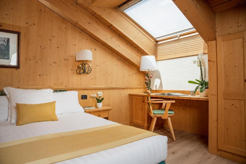 Deluxe Double Room image 3