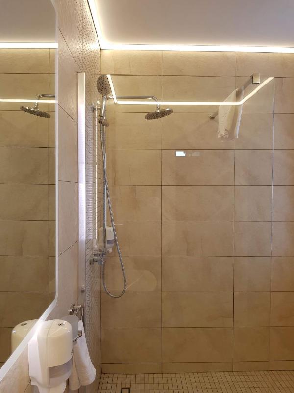 Deluxe Double Room with Balcony image 3