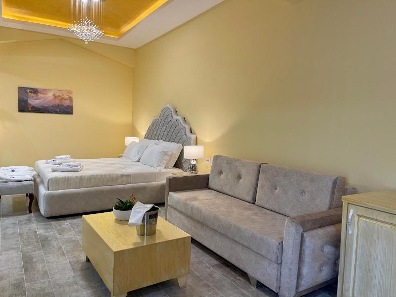Deluxe Suite with Spa Bath image 1