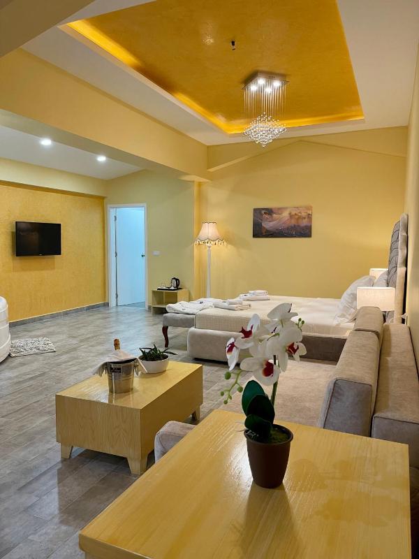Deluxe Suite with Spa Bath image 4