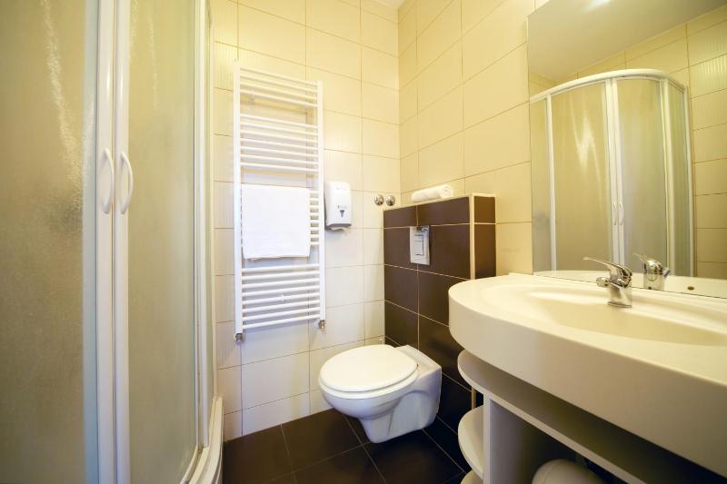 Twin Room with Private Bathroom image 3