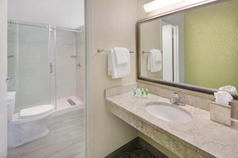 Standard King Room image 3