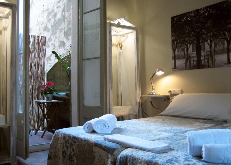 Triple Room with Private External Bathroom (1 double and 1 single room)  image 3
