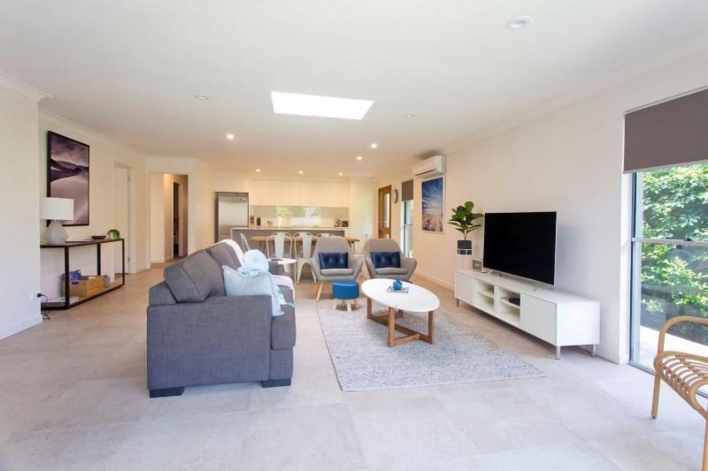 Depper St Charming Beach Side Home in Lovely Location - image 5