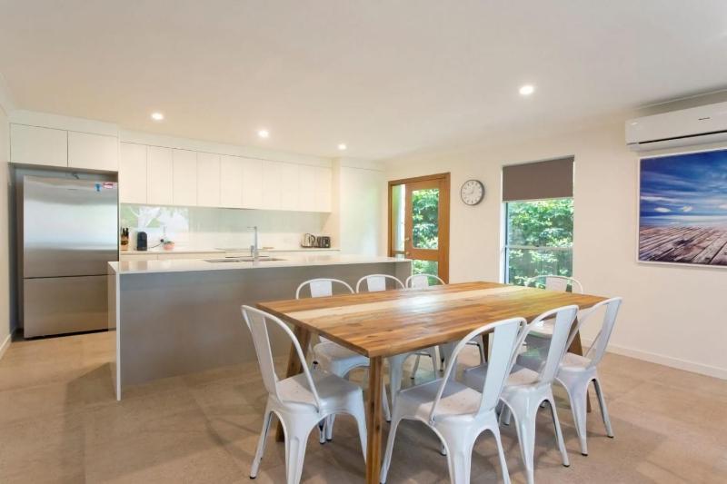 Depper St Charming Beach Side Home in Lovely Location - image 14