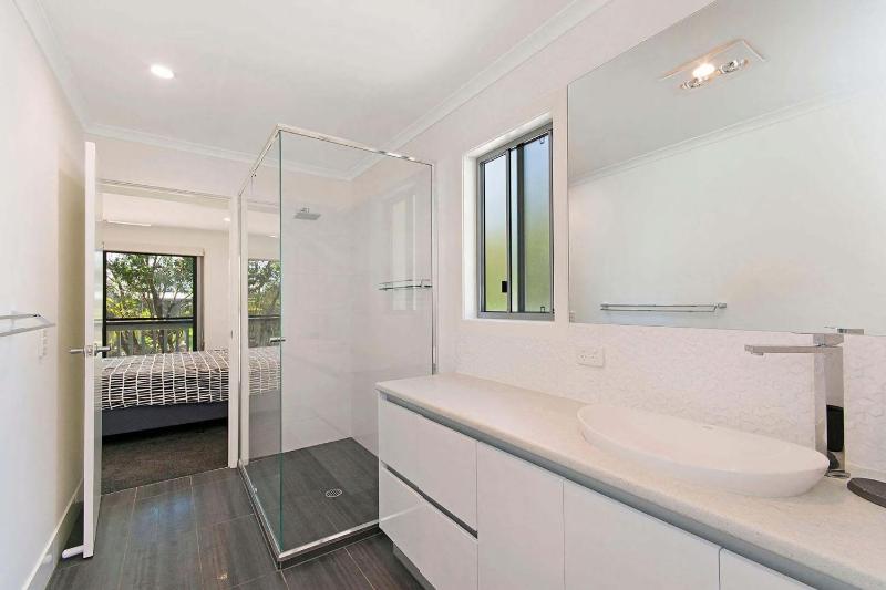 Depper St Beautifully Renovated Beach House - image 2