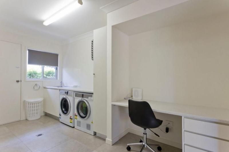 Depper St Charming Beach Side Home in Lovely Location - image 15