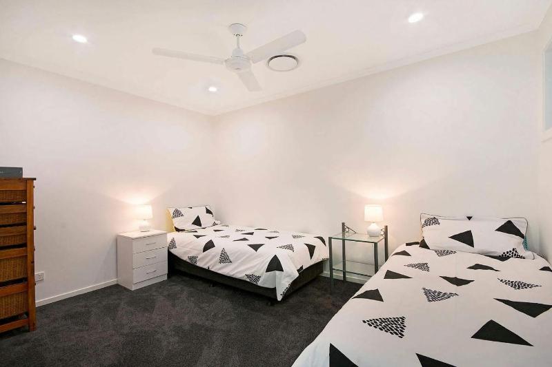 Depper St Beautifully Renovated Beach House - image 12