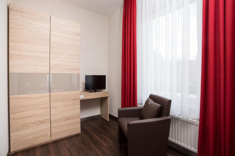 Double Room image 4