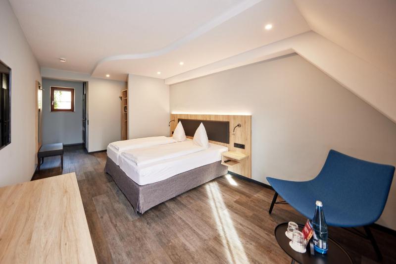 Standard Double Room image 3