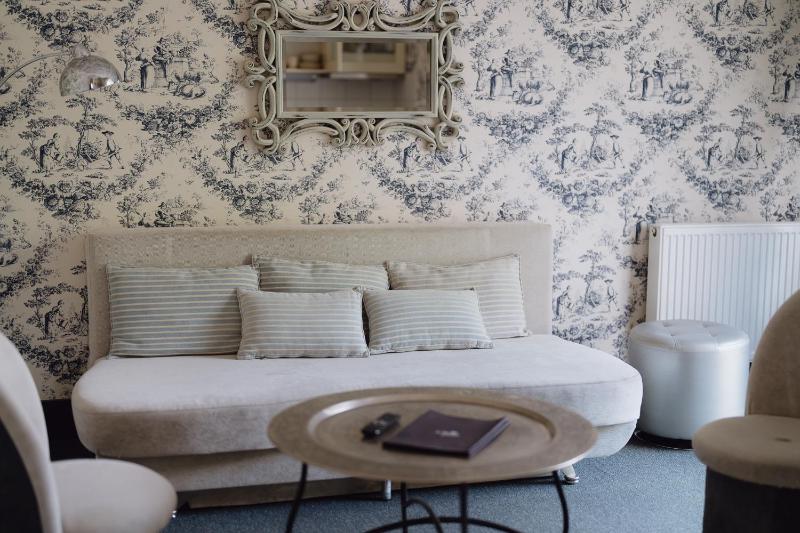 Deluxe Suite with Balcony image 2
