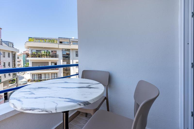 Double Room with Balcony image 4