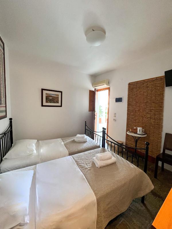 Economy Twin Room image 3
