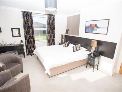 Superior Twin Room image 3