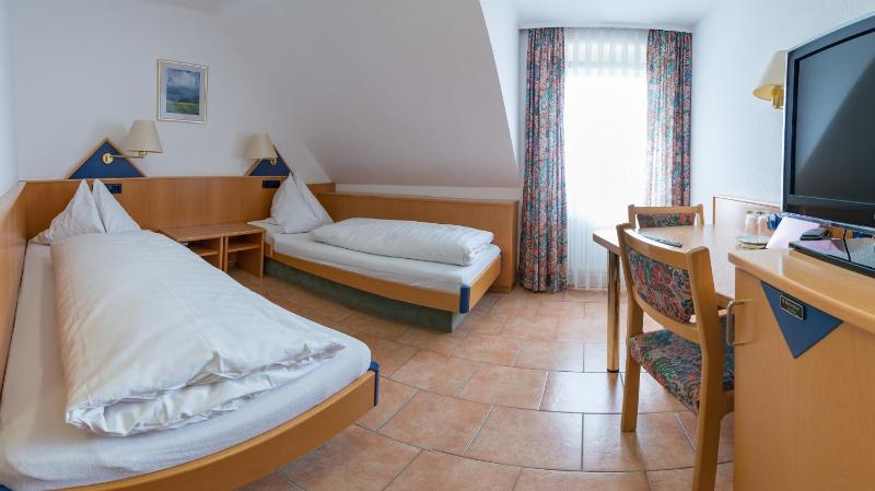 Small Twin Room image 4