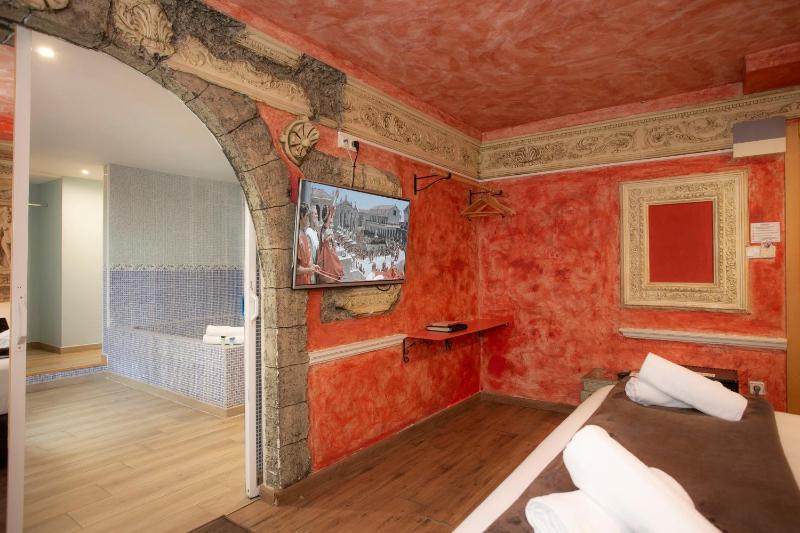 Luxury Suite with Spa Bath image 3