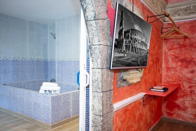 Luxury Suite with Spa Bath image 4