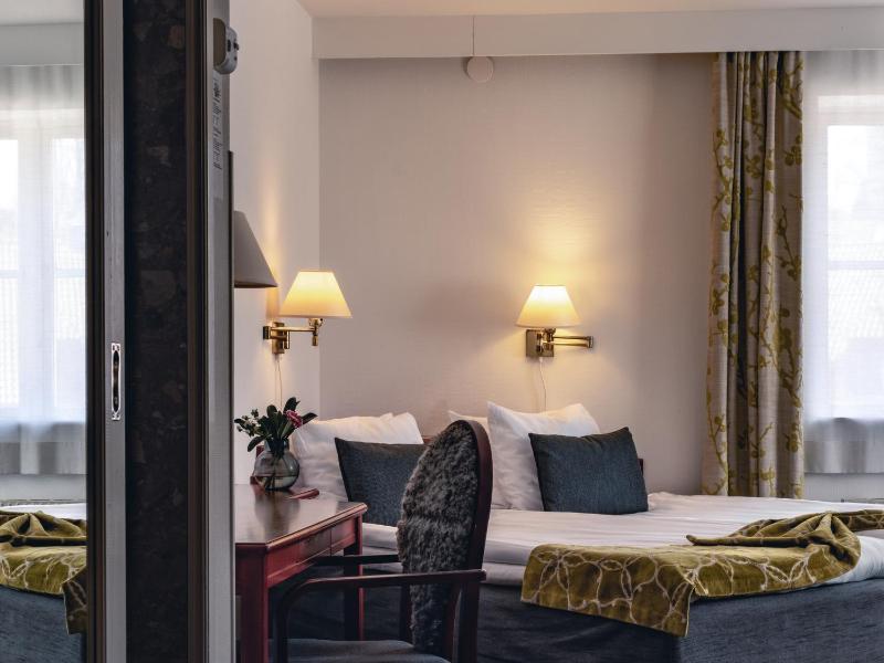 Standard Twin Room with additional Bed image 2
