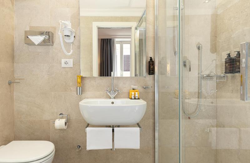 Quadruple Room image 3