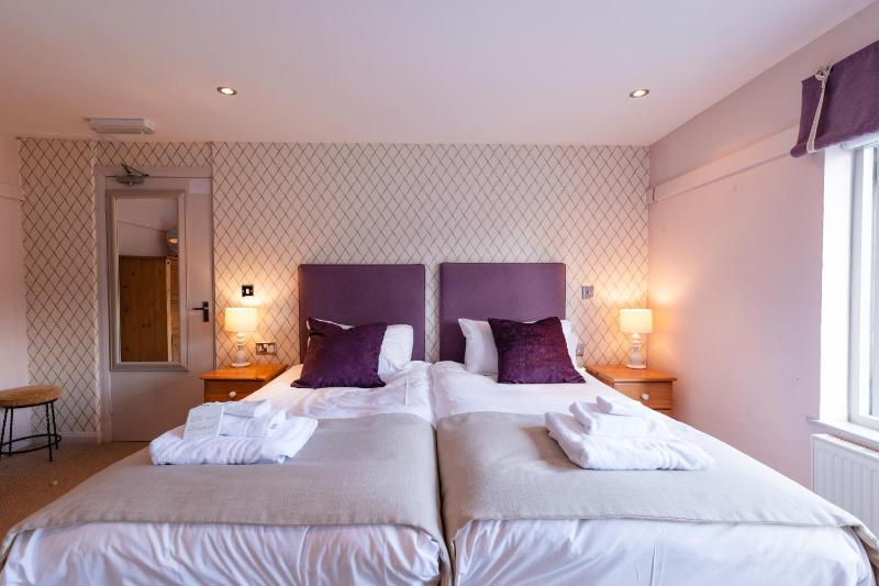 Standard Plus Twin En suite  image 1