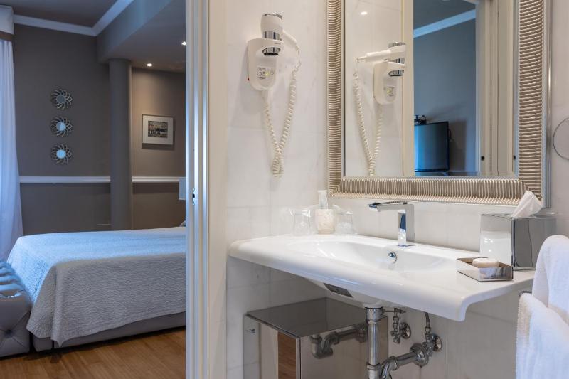 Deluxe Double Room with Sea View image 3