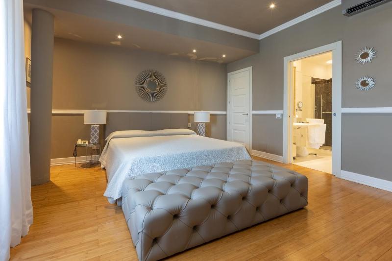 Deluxe Double Room with Sea View image 1