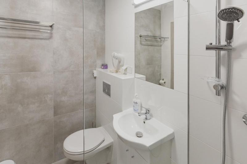 Double or Twin Room with Garden View image 1