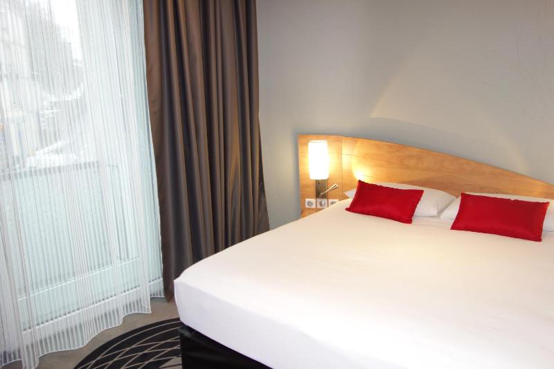Family Suite with One Double Bed and Twin Beds image 3