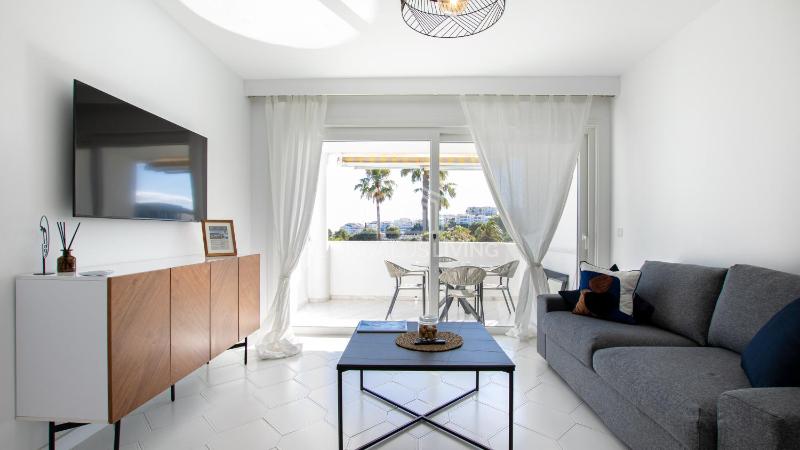 Open plan modern apartment with sea views in Miraflores Mijas Costa - image 1