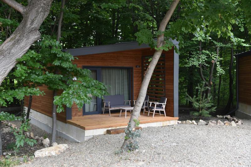 Bungalow with Garden View image 4